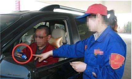 加油站又出 幺蛾子 ,很多司機(jī)已上當(dāng),加油時要多留個心眼