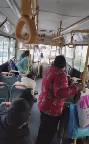 山西長(zhǎng)治一公交因行車糾紛開(kāi)斗氣車?guó)Q笛狂奔 公司 已要求司機(jī)下車培訓(xùn) 正配合交警調(diào)查